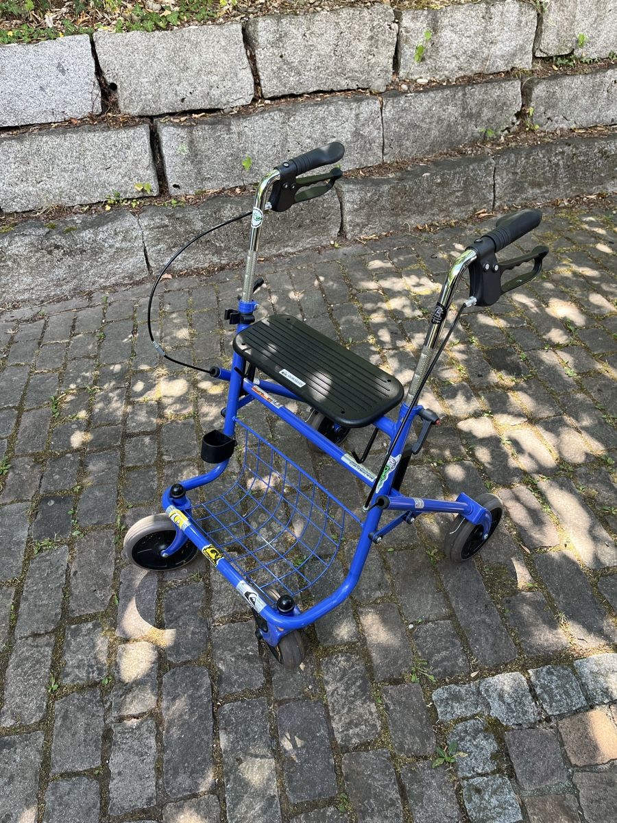 Ausili per la deambulazione: Gehhilfe Rollator blau mit Sitz  guter Zustand – Usato da Gretzenbach venduto da Schatz7