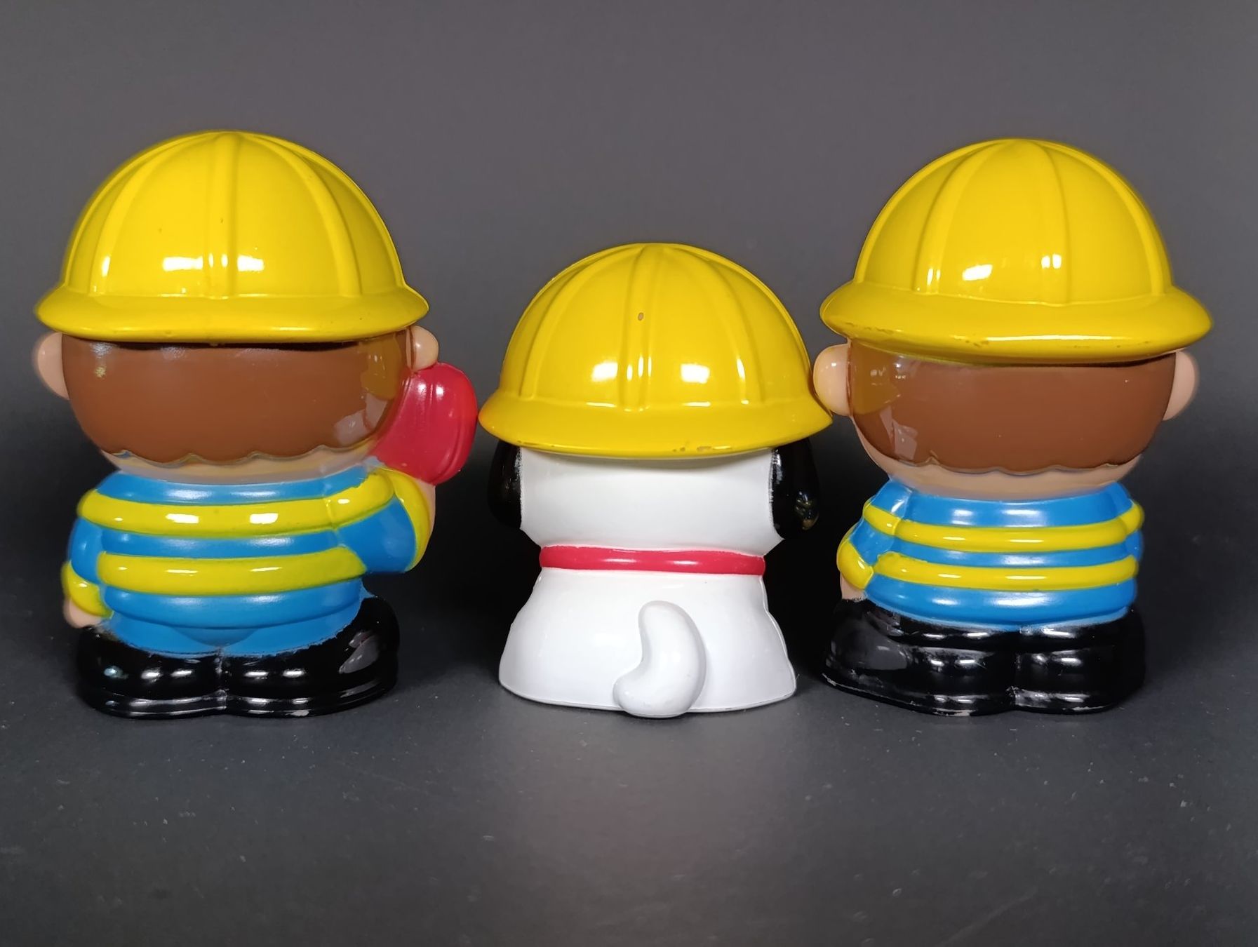Giocattoli: 2 Figurines pompiers + 1 chien – Usato da Thielle venduto da Plusvalue_Neuchatel 1