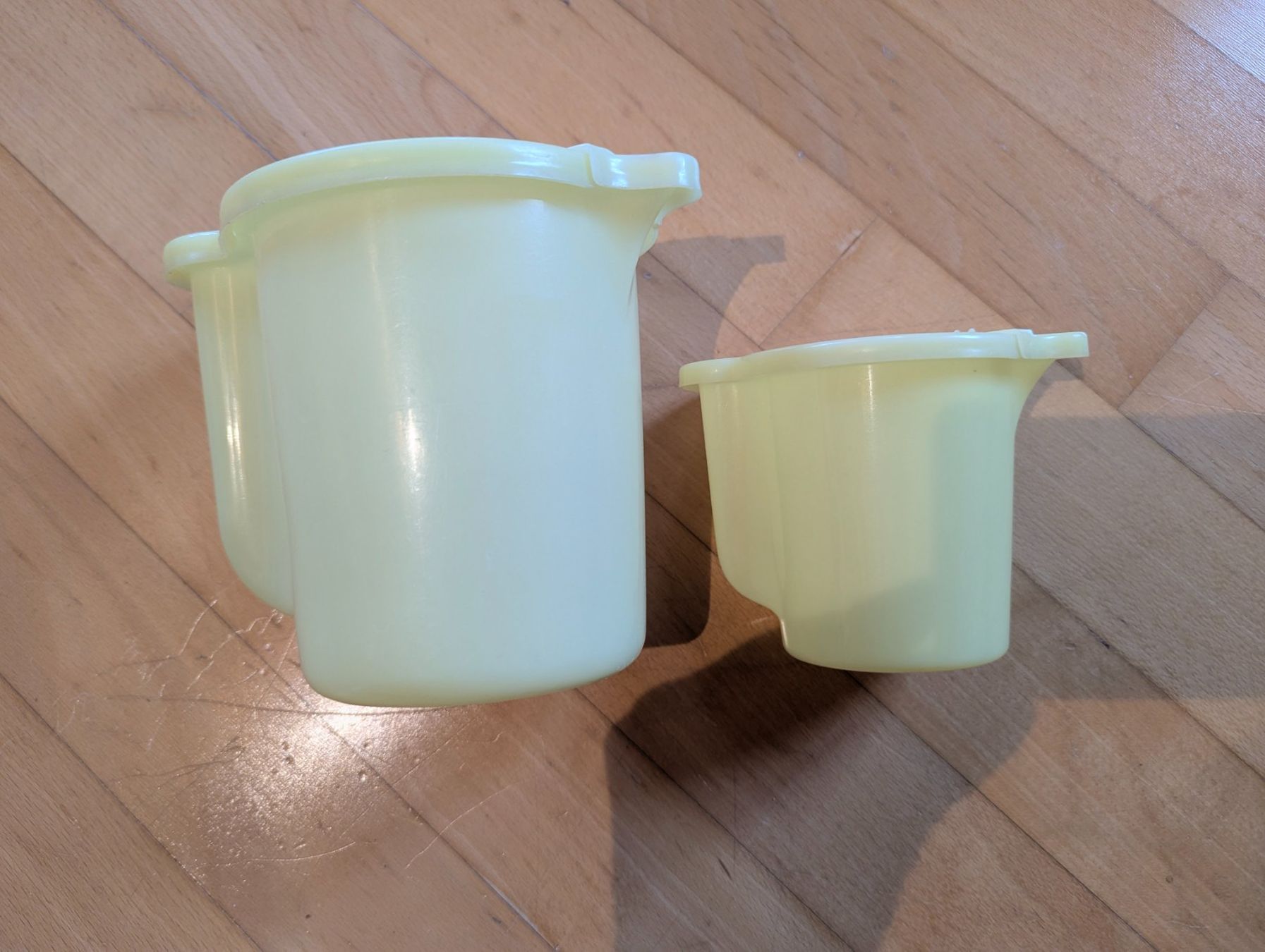 Tupperware Contenitori & Simili: Vintage Tupperware Milchausschenker, gross+klein, gelb – Usato da Unterengstringen venduto da Olifant4 4