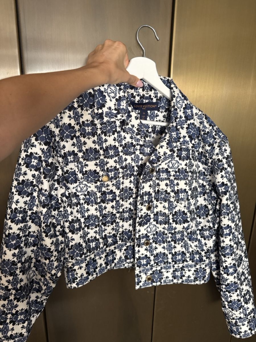 Louis Vuitton Giacche: Original Louis Vuitton Jeansjacke mit Monogram-Blumenprint – Nuovo (secondo la descrizione) da Zürich venduto da lau_5k8b