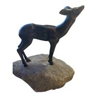 Bronzefigur Reh auf Naturstein – Schweizer Fabrikation