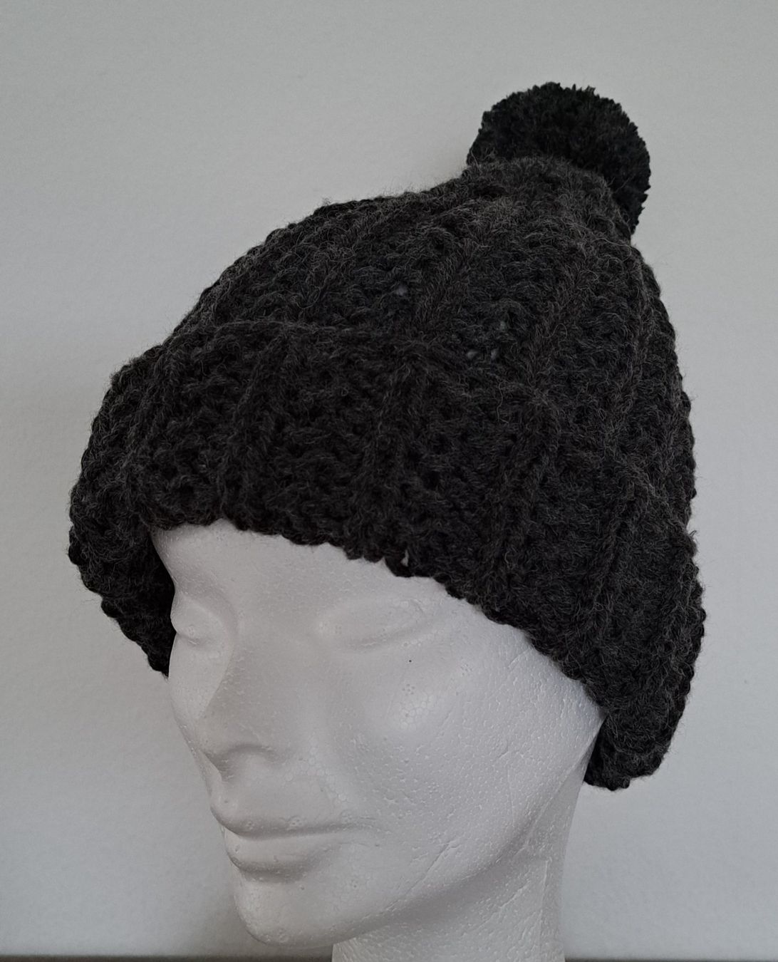 Hüte, Mützen & Caps: Handgestrickte Mütze _5 im Reliefmuster mit oder ohne Pompon – Neu und originalverpackt aus Romanshorn von Octa27 3