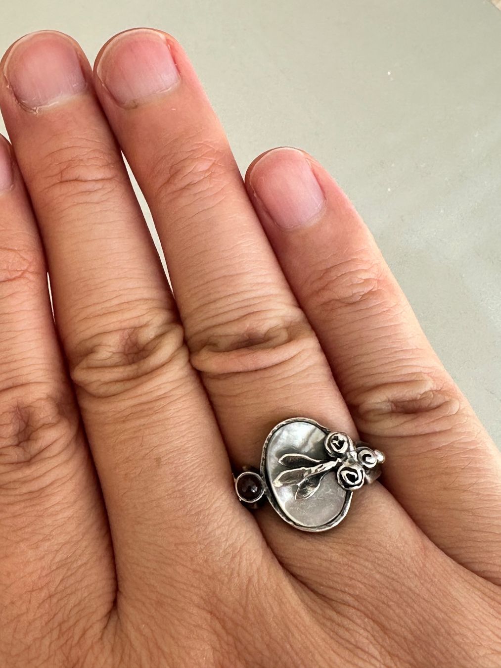 Anelli: Vintage Silber Ring, mit Perlmutt & Granat, Perli: 56-57 – Usato da Onex venduto da Antiqueshow 2