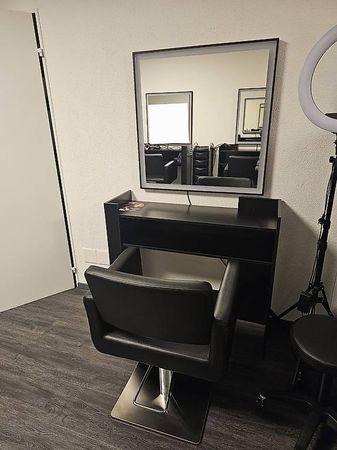 Spiegel und Stuhl für einen Friseur