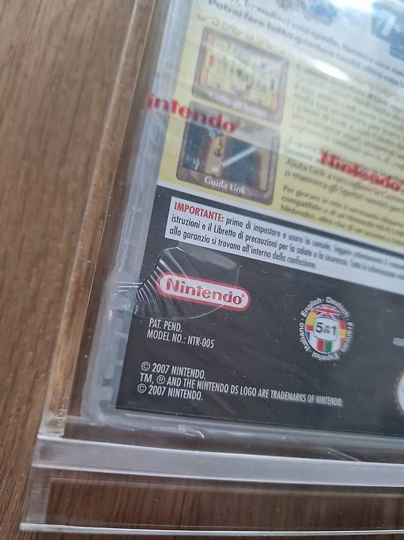 Giochi: Neu Zelda: Phantom Hourglass DS Sealed + Acryl Case – Nuovo (secondo la descrizione) da Fahrwangen venduto da luk_bhw7 3