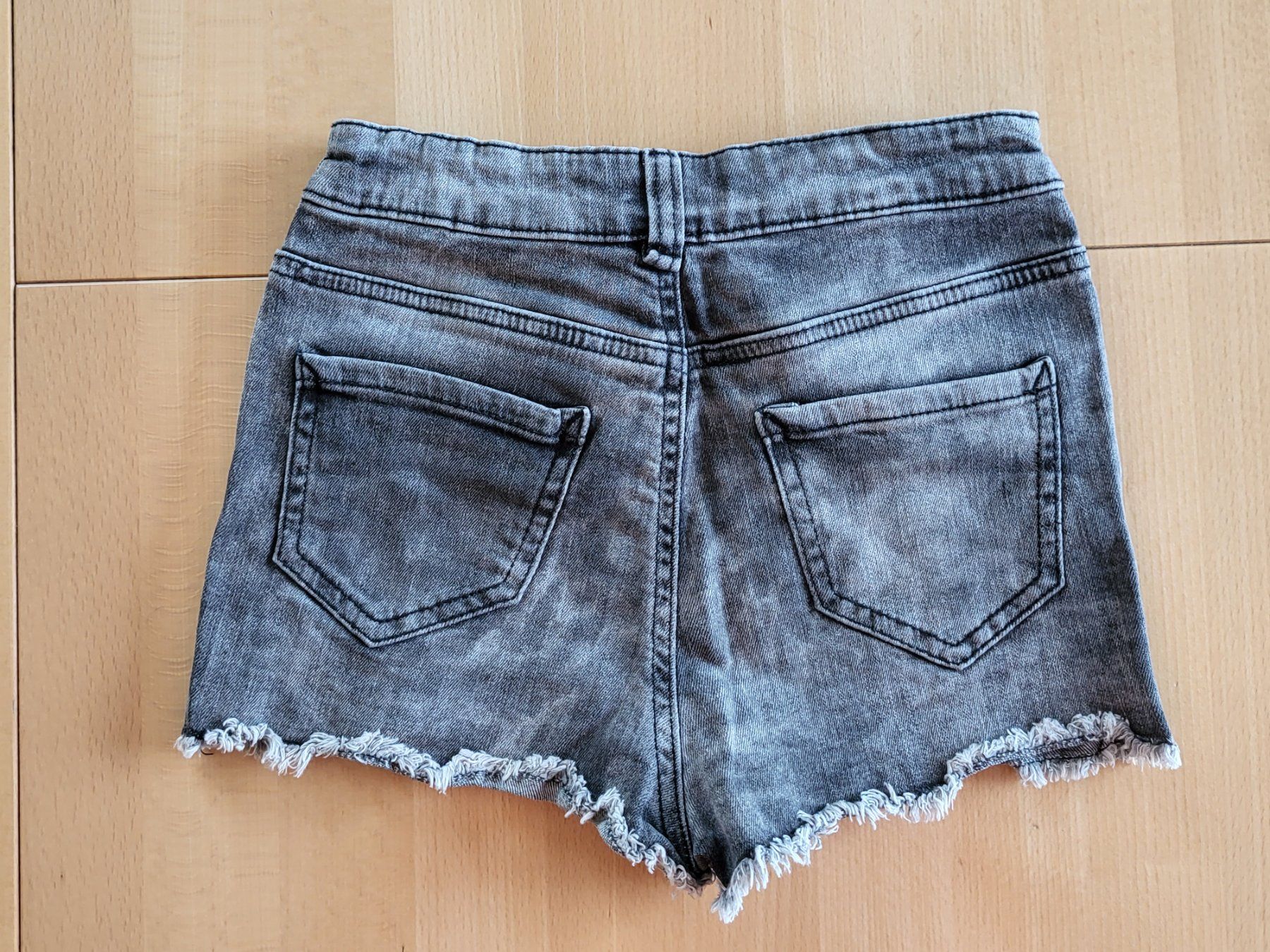 Pantaloni: Kurze Jeans Gr. 134 – Usato da Dürrenäsch venduto da DanaW01 1