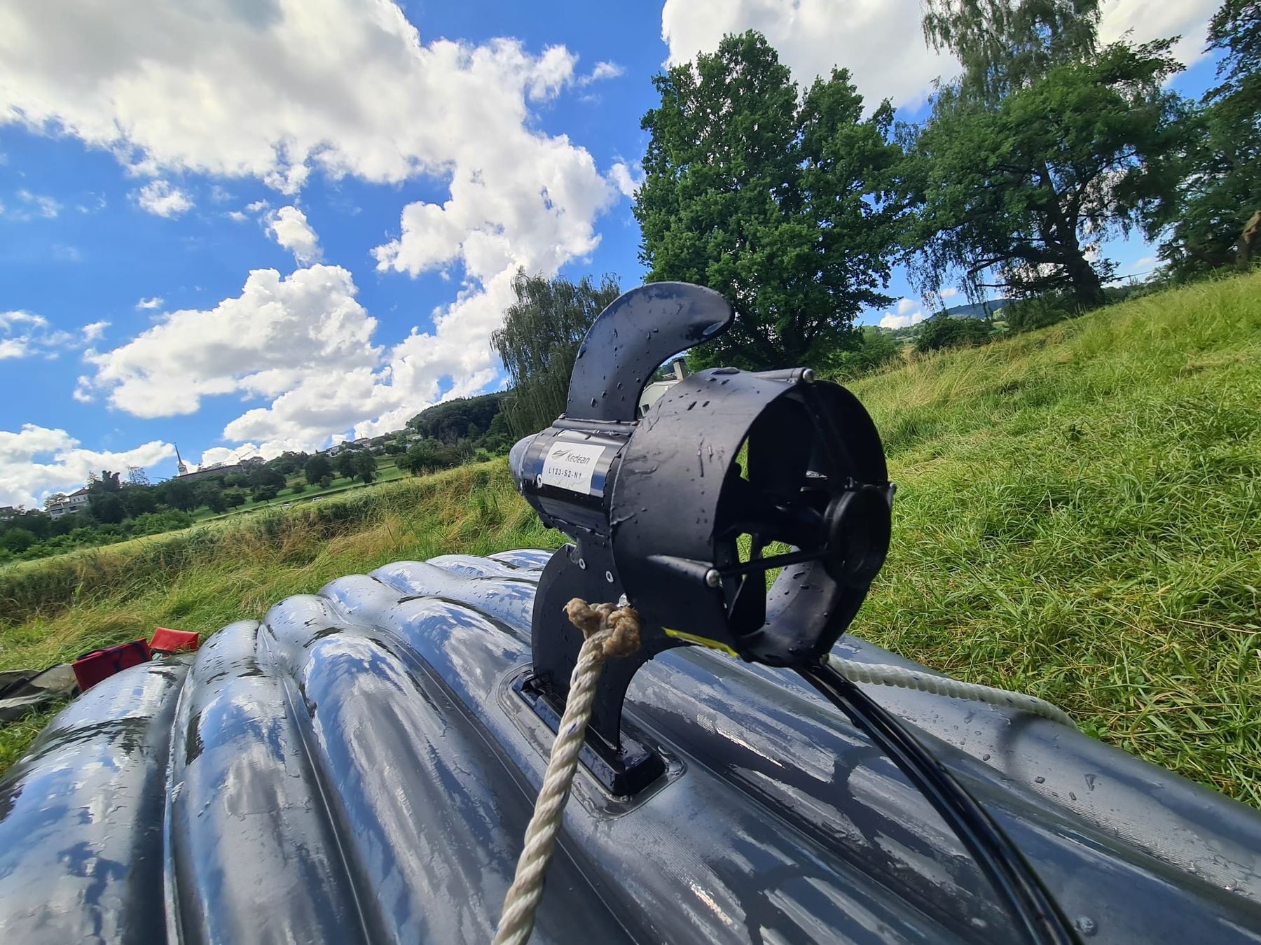 Bateaux: Schlauchboot mit el. Aufsatzmotor – D'occasion à Rupperswil par CrocoBlade 3