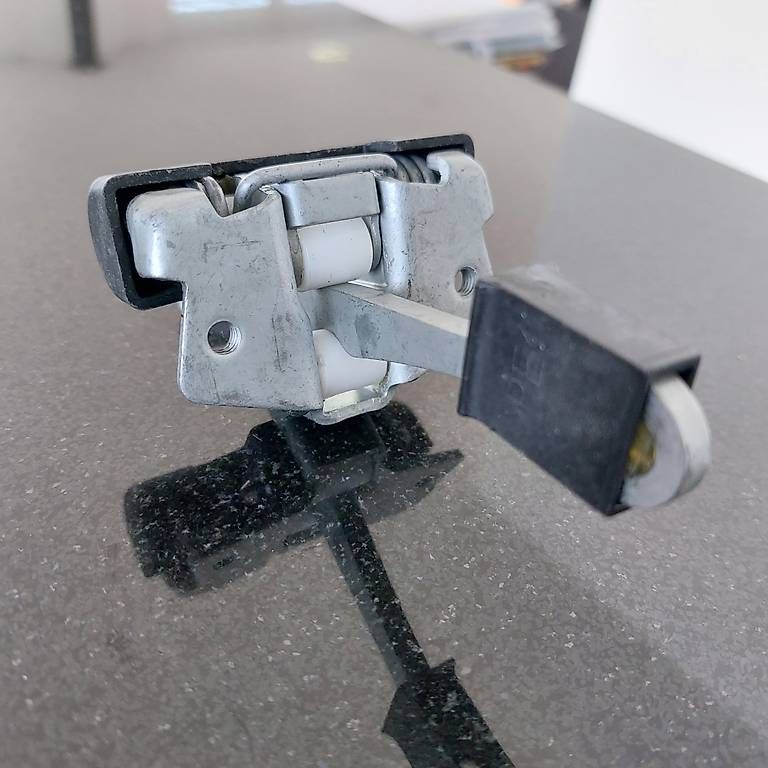 Tutti pezzi di ricambio auto: BMW E36 Compact Türfangband vorne neu – Usato da Goldau venduto da Chrigl.L. 1