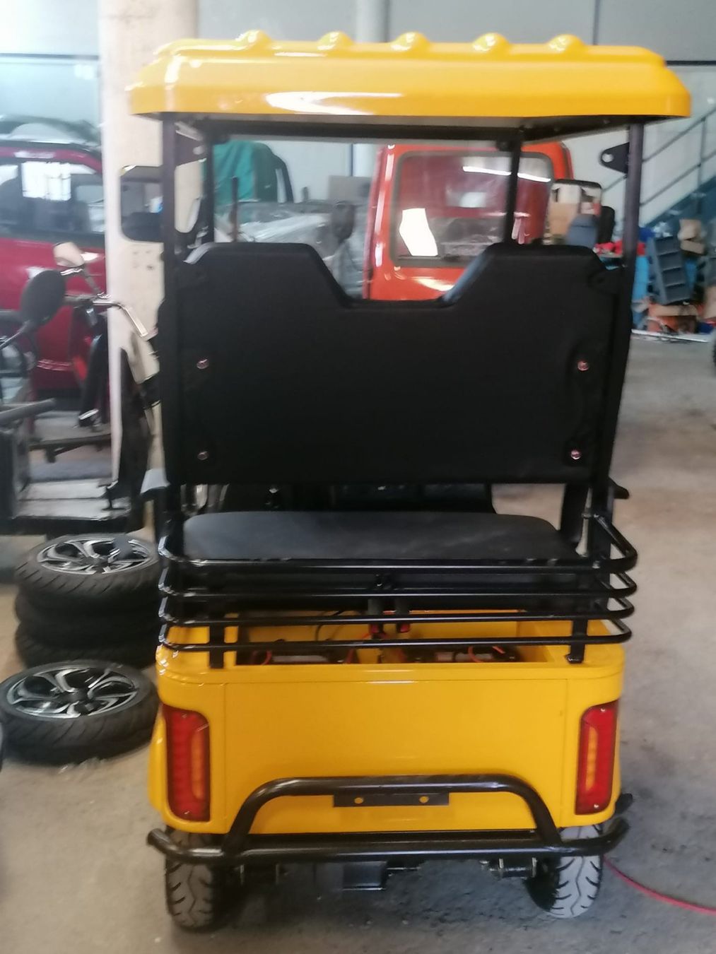 Elektromobile: Elektro-Caddy gelb 2-Sitzer mit Dach und Korb – Gebraucht aus Bünzen von Turbolino5 4
