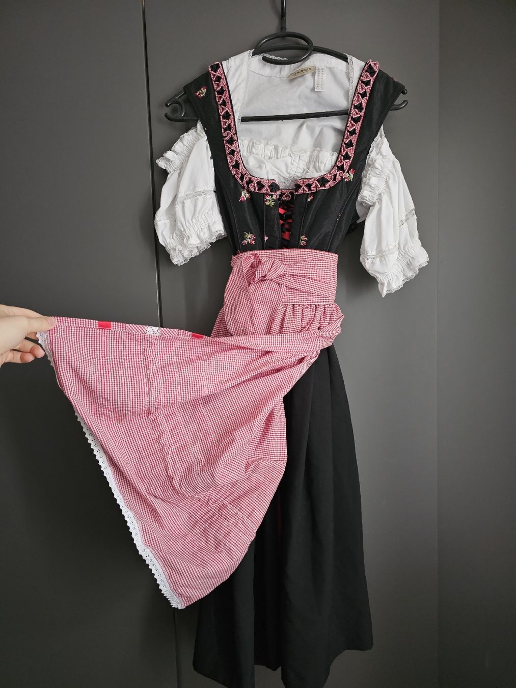 Costumi: Landhaus Dirndl Gr. 38 – Usato da Rubigen venduto da Dosii 1