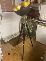 Elegante Stehlampe im Industrial-Stil, Schwarz/Gold