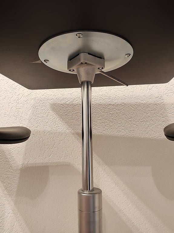 : Table et tabourets de bar – Usato da Lausanne venduto da fbe_m7n7 3