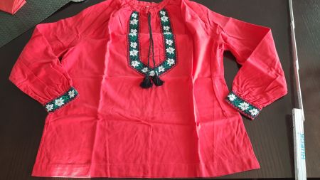 Schöne rote Trachtenbluse mit Edelweiss Stickerei, Grösse 46