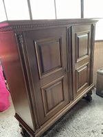 Antiker Massivholzschrank mit Schnitzereien