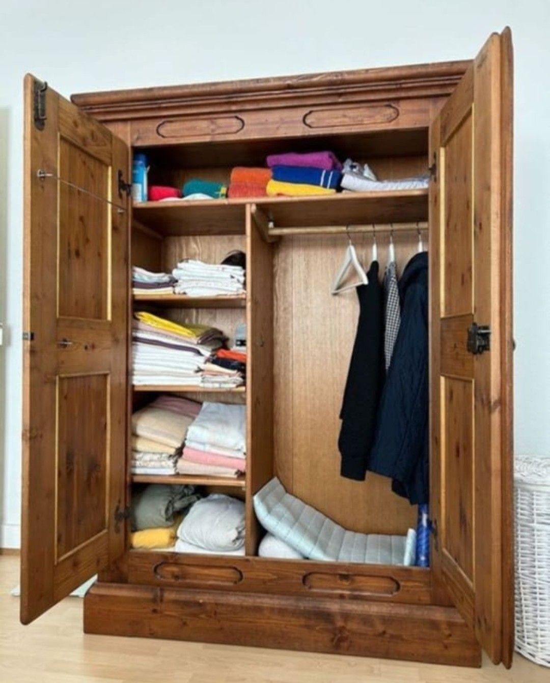 Voglauer Schränke: Voglauer Kleiderschrank Holz – Gebraucht aus Neuhausen am Rheinfall von Shine7878