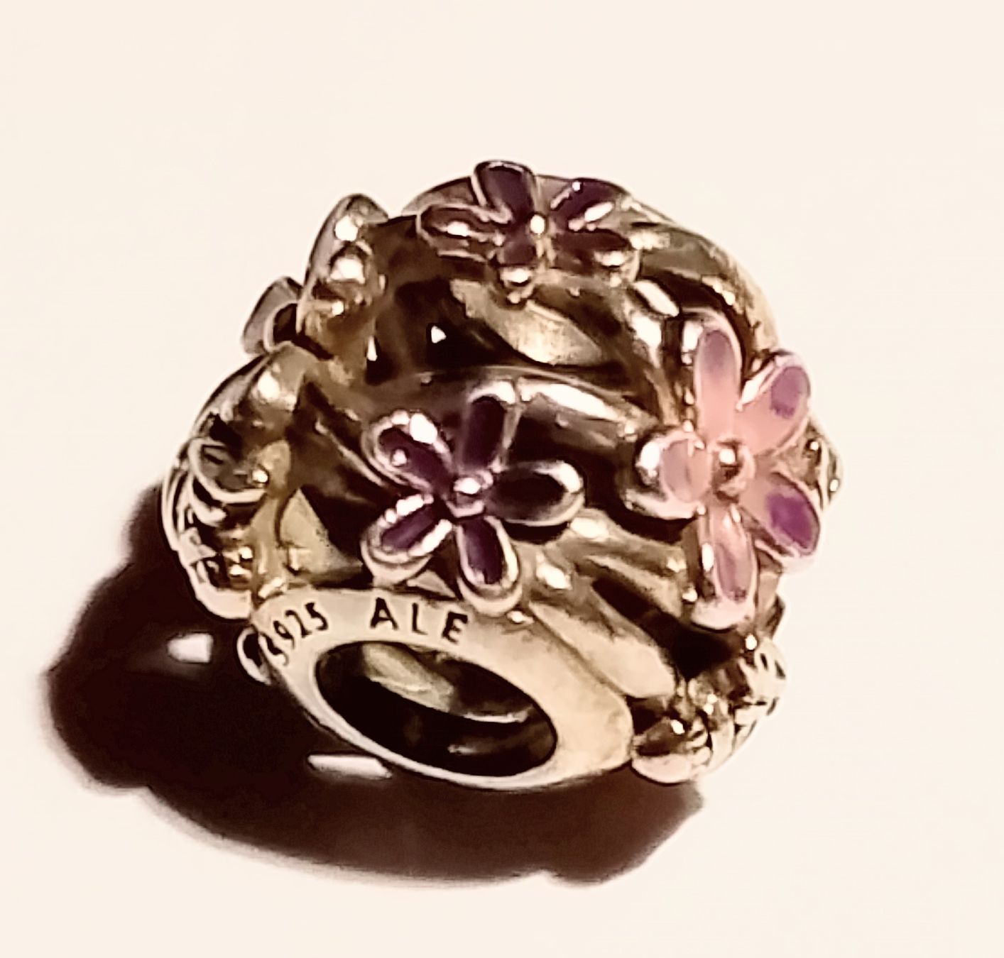 Pandora Anhänger: Pandora Charm  Blumen Emaille violett  – Gebraucht aus Therwil von col_m6rx