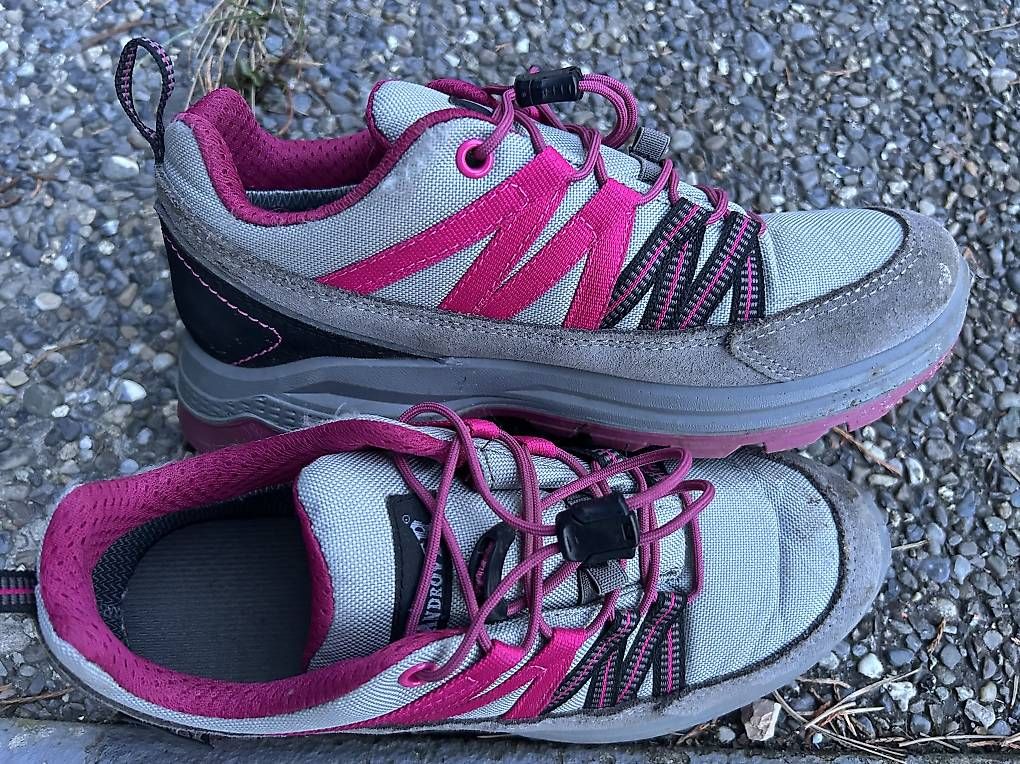 Scarpe per ragazze: À donner chaussure pour fille – Usato da Corcelles-pres-Concise venduto da Dilem 1