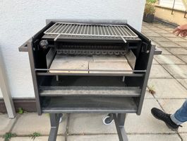 Holzkohle-Grill mit  Schamottsteinen
