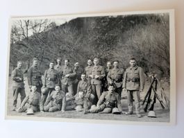 Historische Fotopostkarte Soldaten mit Waffen RZ