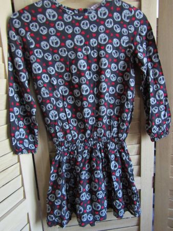 Gr. 116, Peace-2 -Stufen-Kleid, in Schwarz mit roten Herzen