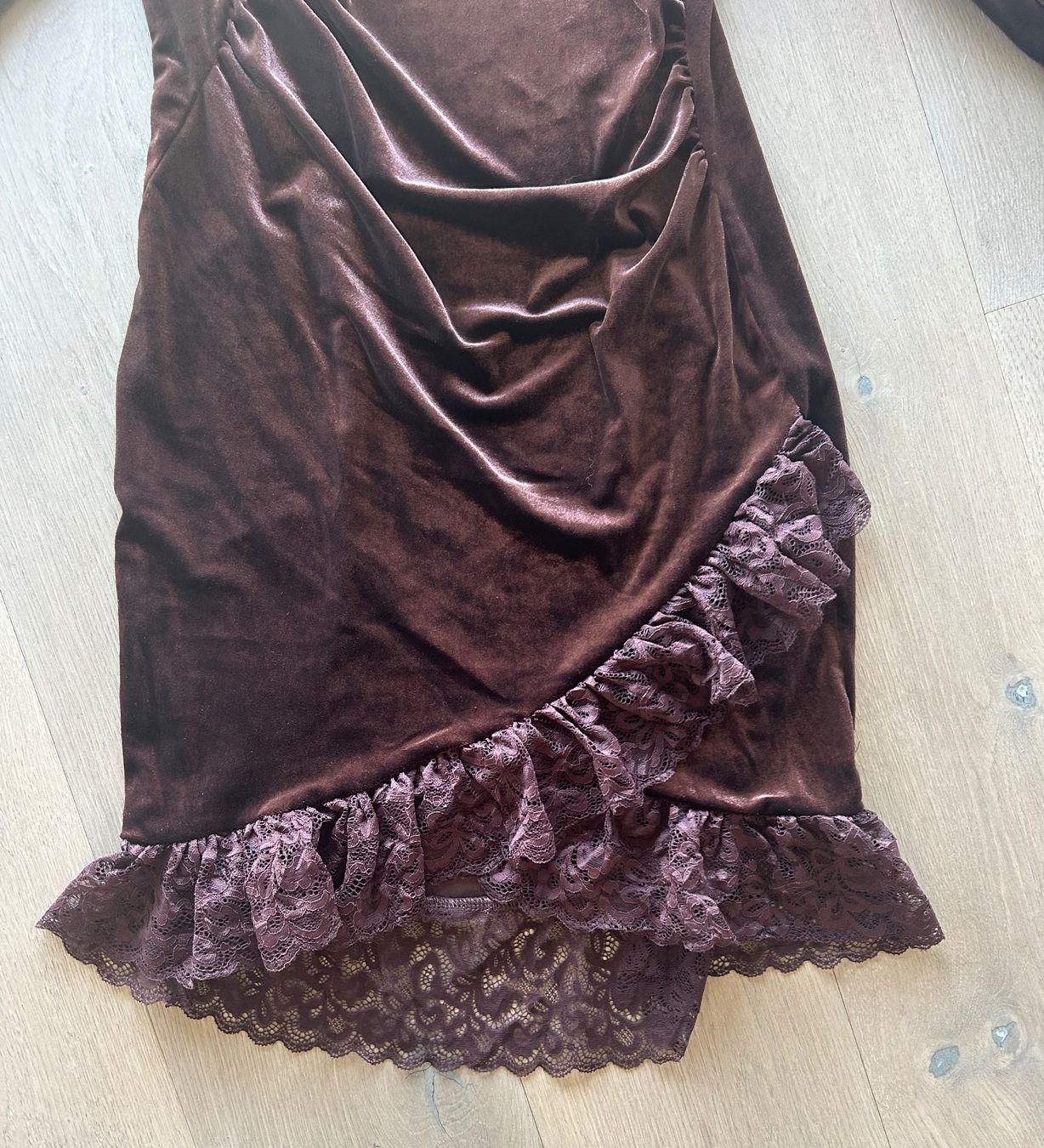 Vestiti: Elegantes Samt-Turtleneck-Minikleid mit Spitzenabschluss – Nuovo (secondo la descrizione) da Kilchberg ZH venduto da Anie. 3
