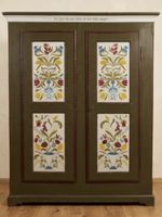 Bauern Schrank mit floralem Dekor und Spruch, dunkelgrün