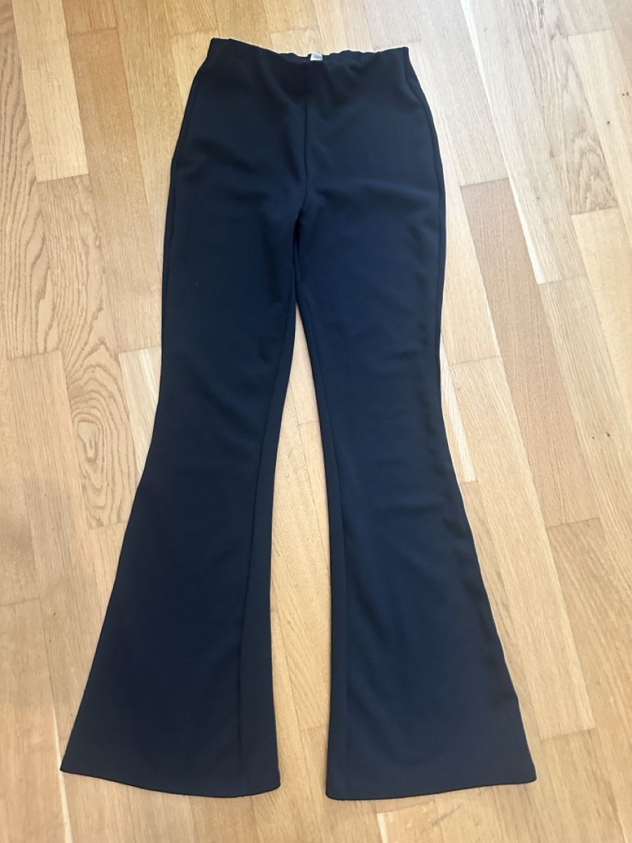 H&M Hosen: Schwarze Schlaghose Gr. XS – Gebraucht aus Illnau von ais_qm7t