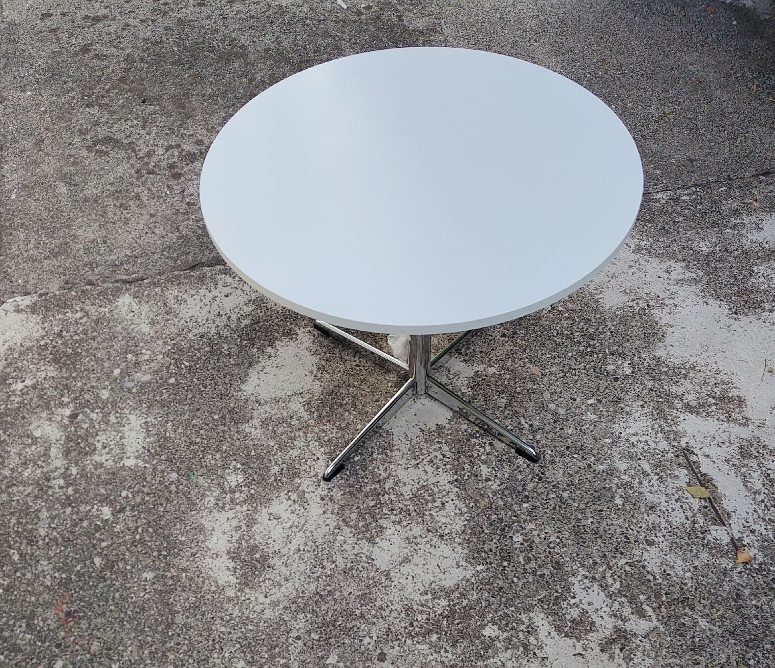 Tables: Beistelltisch, rund, weiss – D'occasion à Basel par kas_8r2y 3