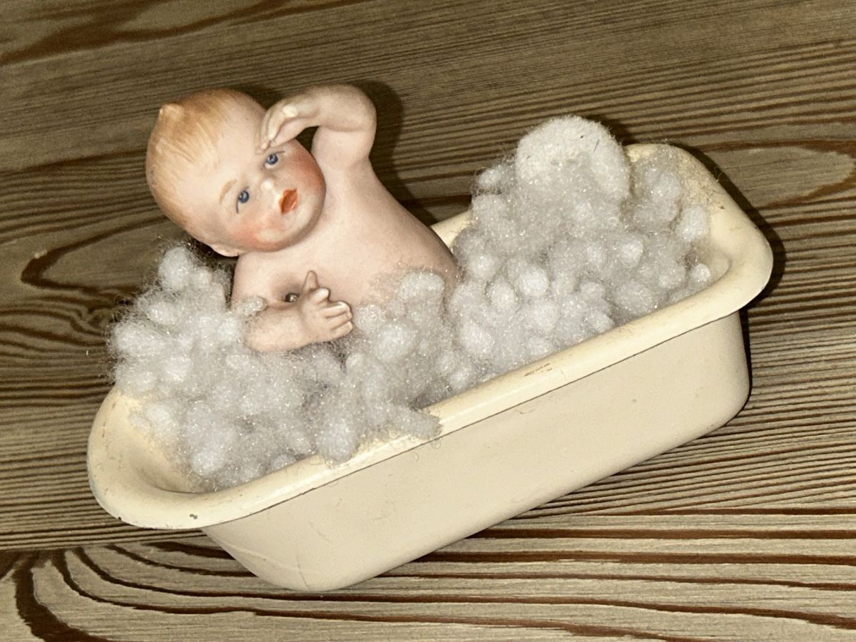 Bambole: Antikes Püppchen in Badewanne – Usato da Düdingen venduto da Reconflo