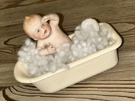 Antikes Püppchen in Badewanne