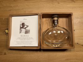 Berta Marisa - Kiste und leere Flasche