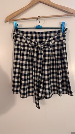 Schöne karierte Shorts ZARA mit Gürtel, Gr. M
