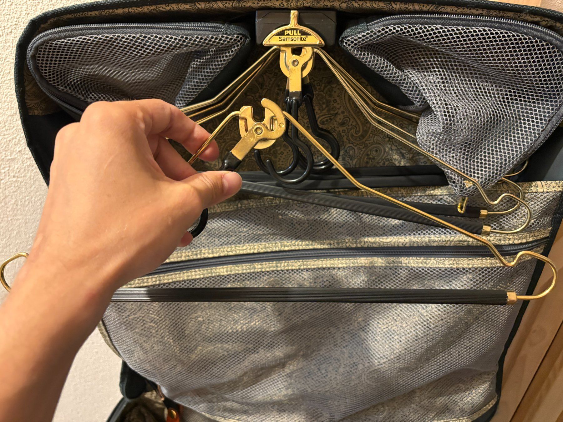 Valises & Sacs: Samsonite Kleiderschrank Trolley – D'occasion à Elgg par Jo_Naj 6