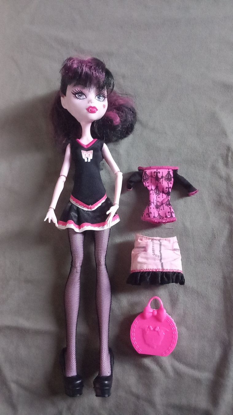 Poupées: Monster High Draculaura Poupée  – D'occasion à Bex par aud_cy2l