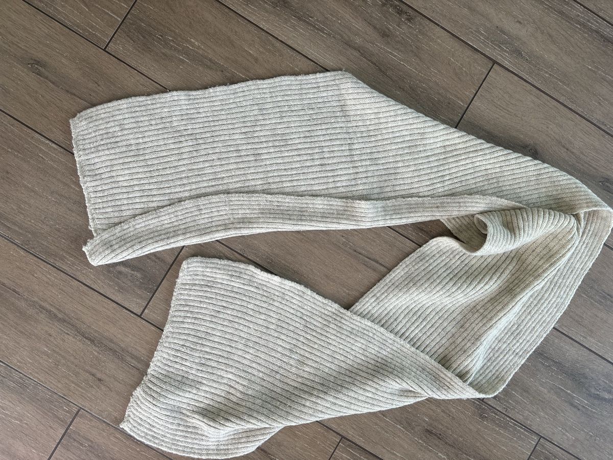 Foulard & Sciarpe: Soft wool based_Cosy knit scarf_rarely used – Nuovo (secondo la descrizione) da St-George venduto da elena27