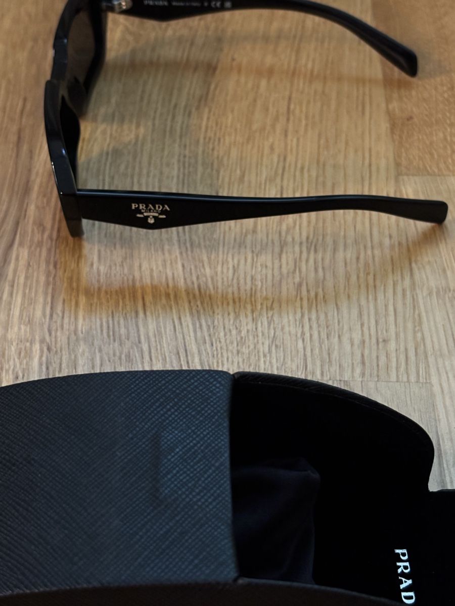 Prada Occhiali & Lenti: Lunettes de soleil Prada - neuves – Nuovo (secondo la descrizione) da Delémont venduto da lelep 1