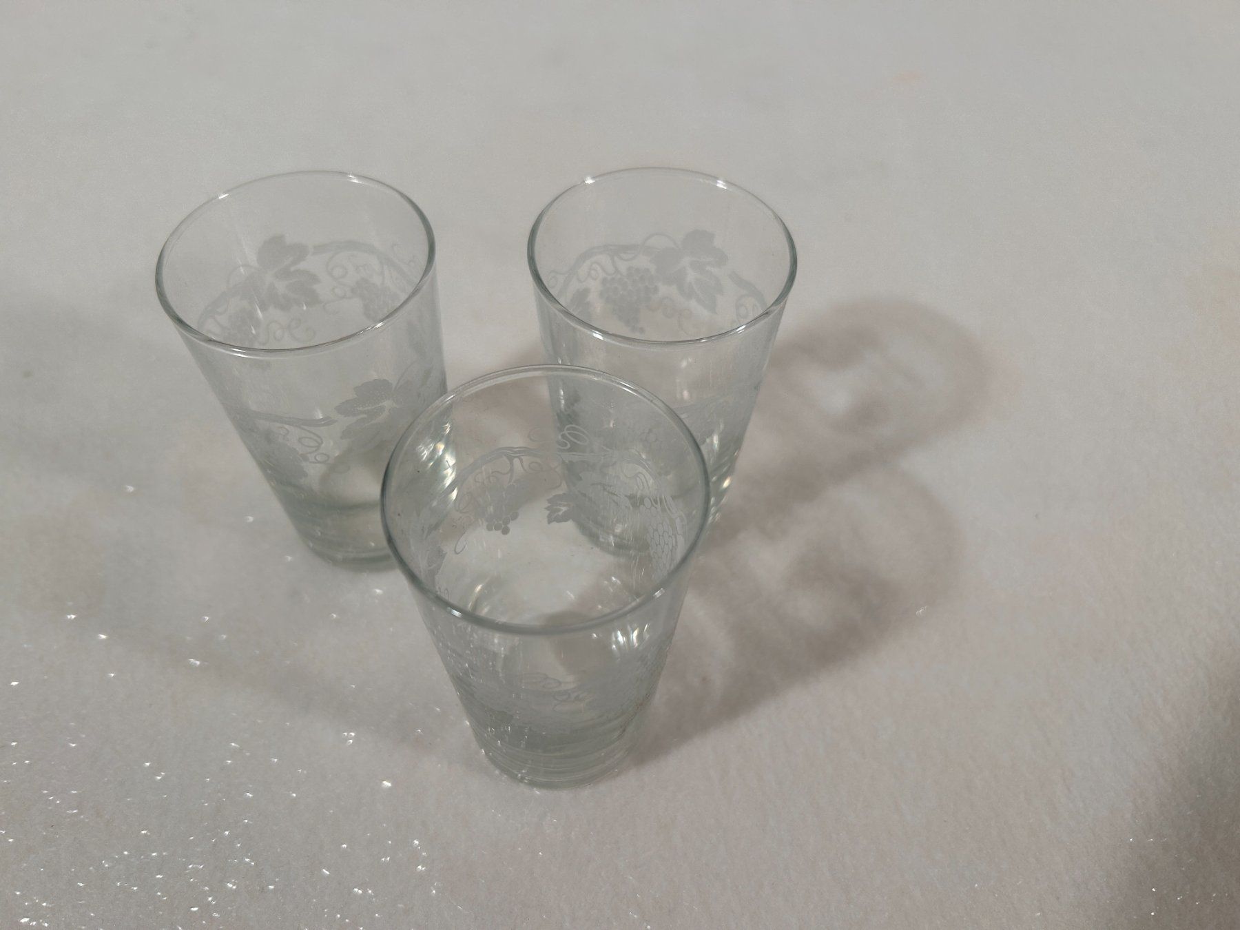 Bicchieri: ca. 250 x Weingläser 1dl mit Traubenmuster – Usato da Matten b. Interl venduto da Slin13 1