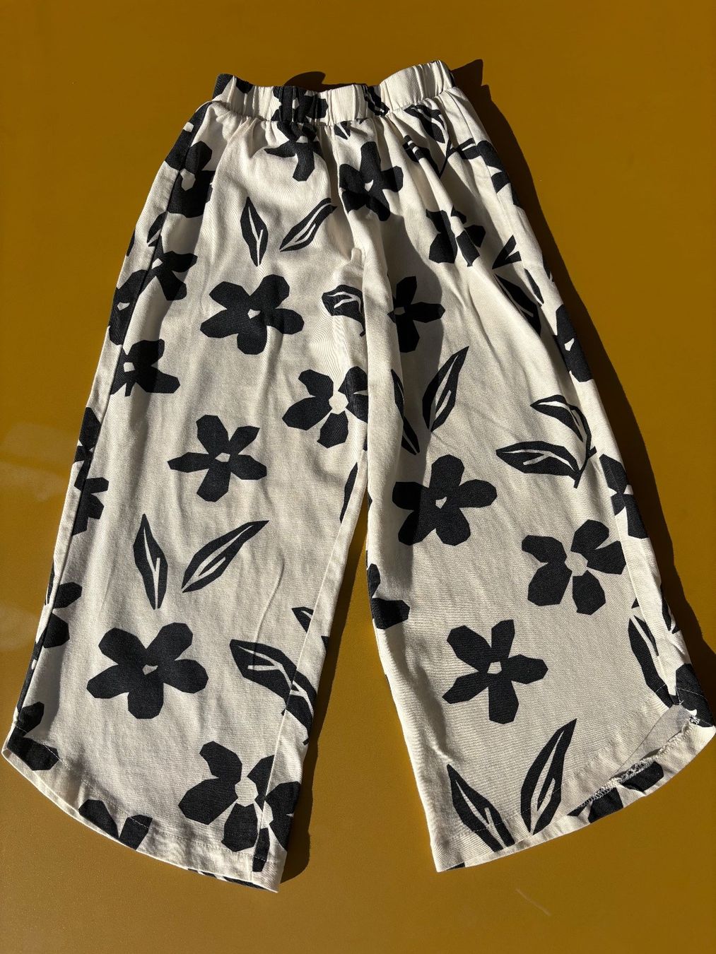 Zara Pantaloni: ZARA leichte Hose mit Blumen Gr. 122 – Usato da Zürich venduto da missmodernage