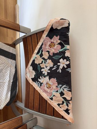 Seiden Halstuch Blumenmuster Schwarz guter Zustand