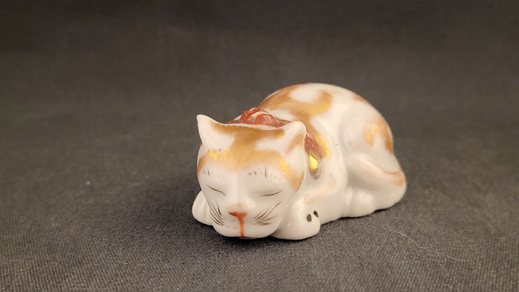 Figurines: Kutani - schlafende Katze Japan – D'occasion à Basel par spinne02 1
