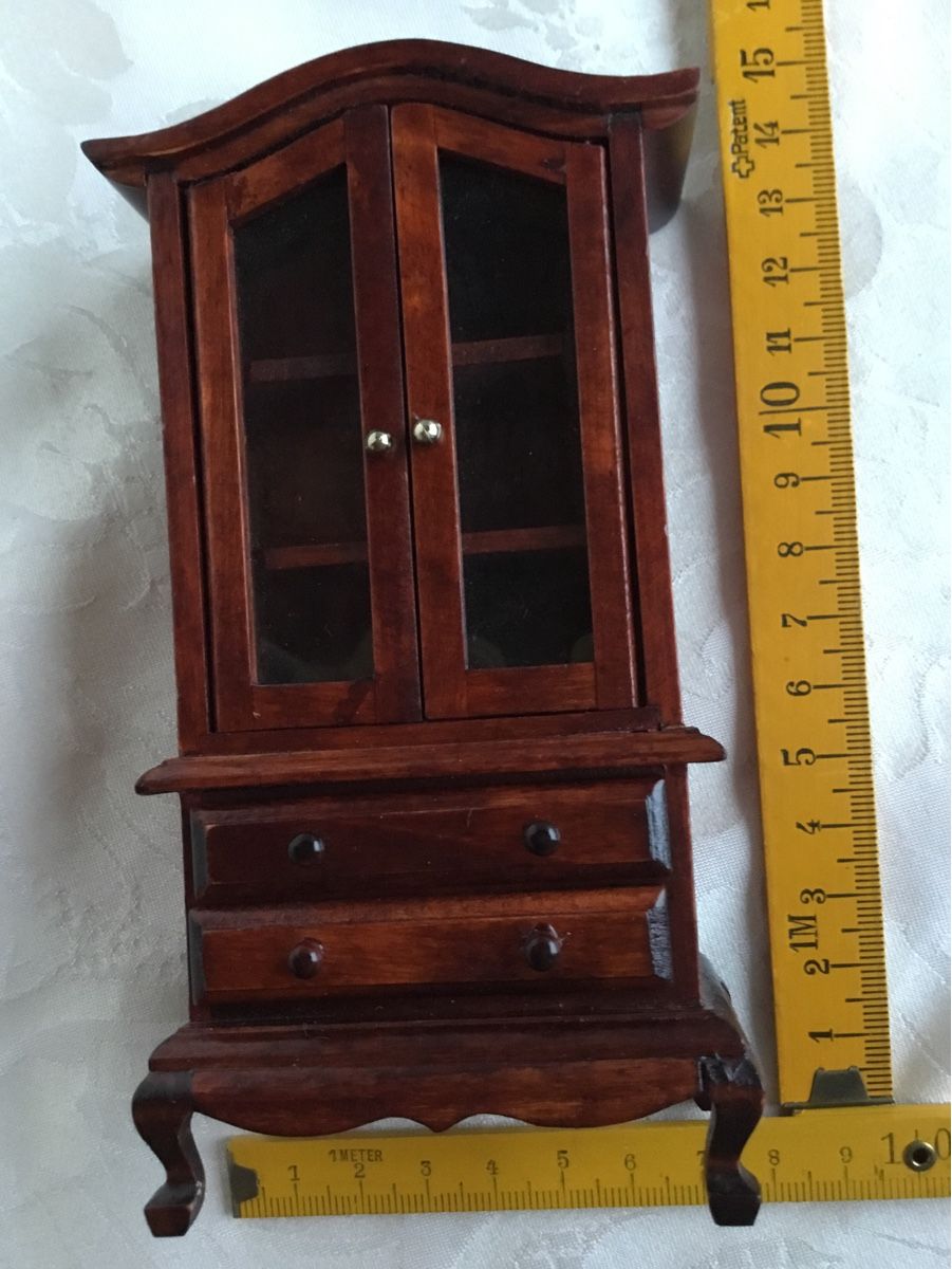 Case e mobili per bambole: Ältere Puppenhaus Vitrine 1:12 – Usato da St. Gallen venduto da chamilla