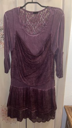 Dunkelviolettes Kleid mit Spitze,