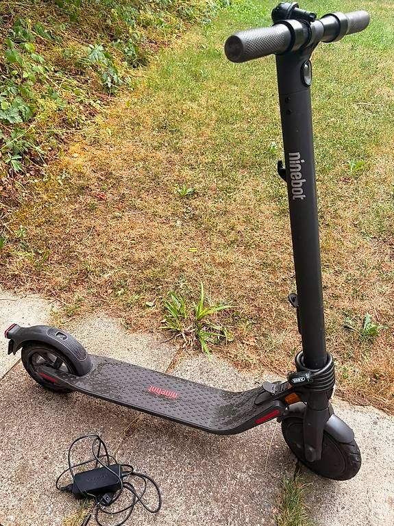Kickboard: Segway eKickScooter Ninebot E22 D – D'occasion à Zürich par Kurtbeuggert