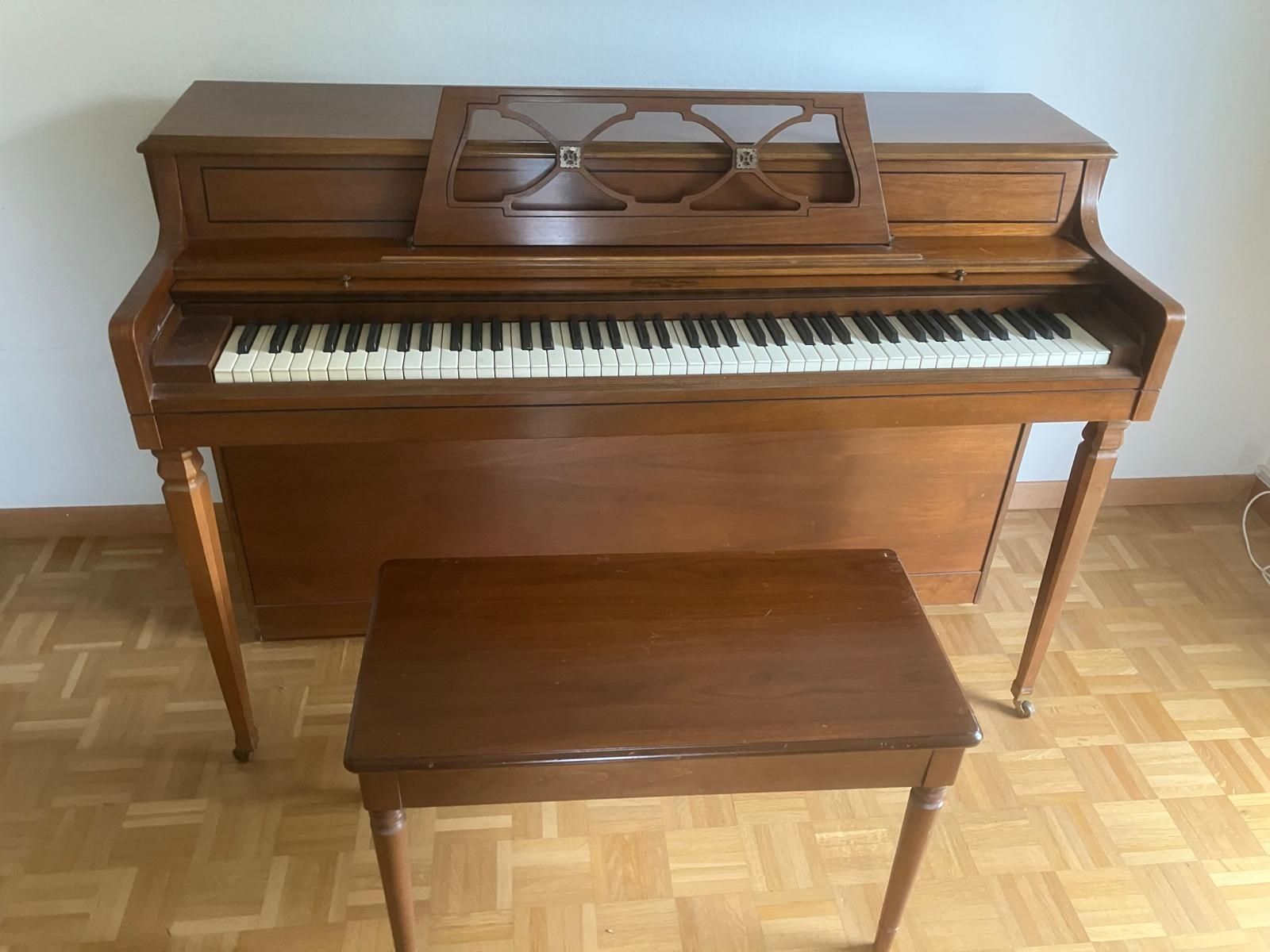 Wurlitzer Strumenti musicali: Wunderschönes Klavier von Rudolph Wurlitzer mit Hocker. – Usato da Zürich venduto da gates_11 1