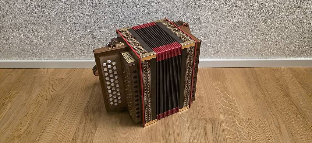 Strumenti musicali: Schwyzerörgeli Tonlage A – Usato da Rupperswil venduto da Jacky081