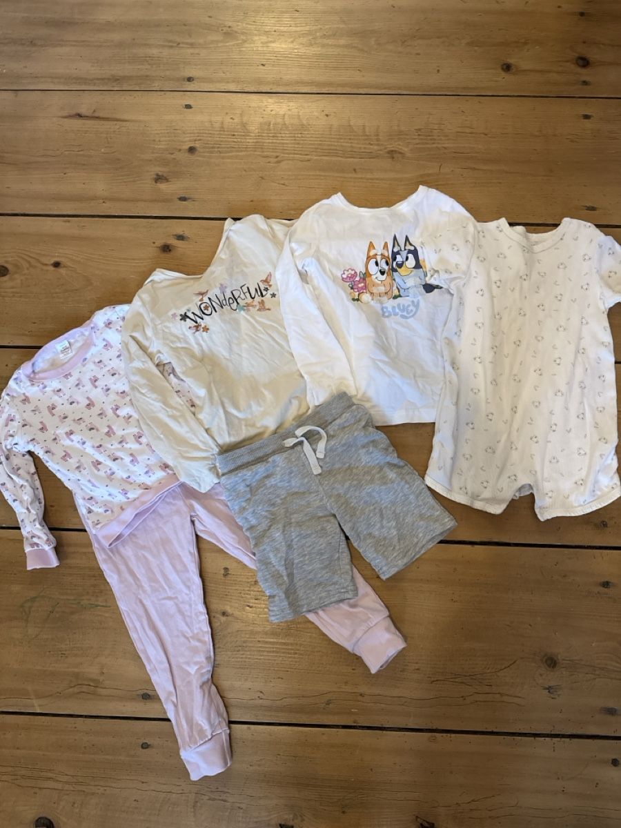S.Oliver Lotti & Set di vestiti: S.Oliver, Bluey, Gr. 98/104, Pyjama Set – Usato da Dürrenäsch venduto da luckymonkey