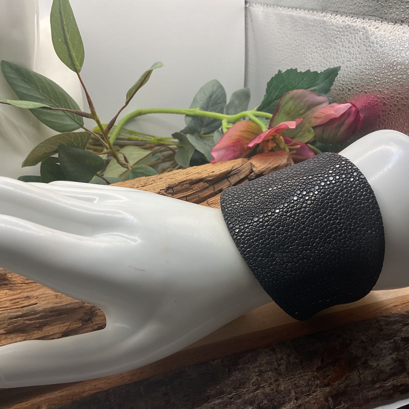 Armbänder & -reifen: Armreif Rochenleder, breit und super apart – Neu (gemäss Beschreibung) aus luzern von Alpendorf1 2