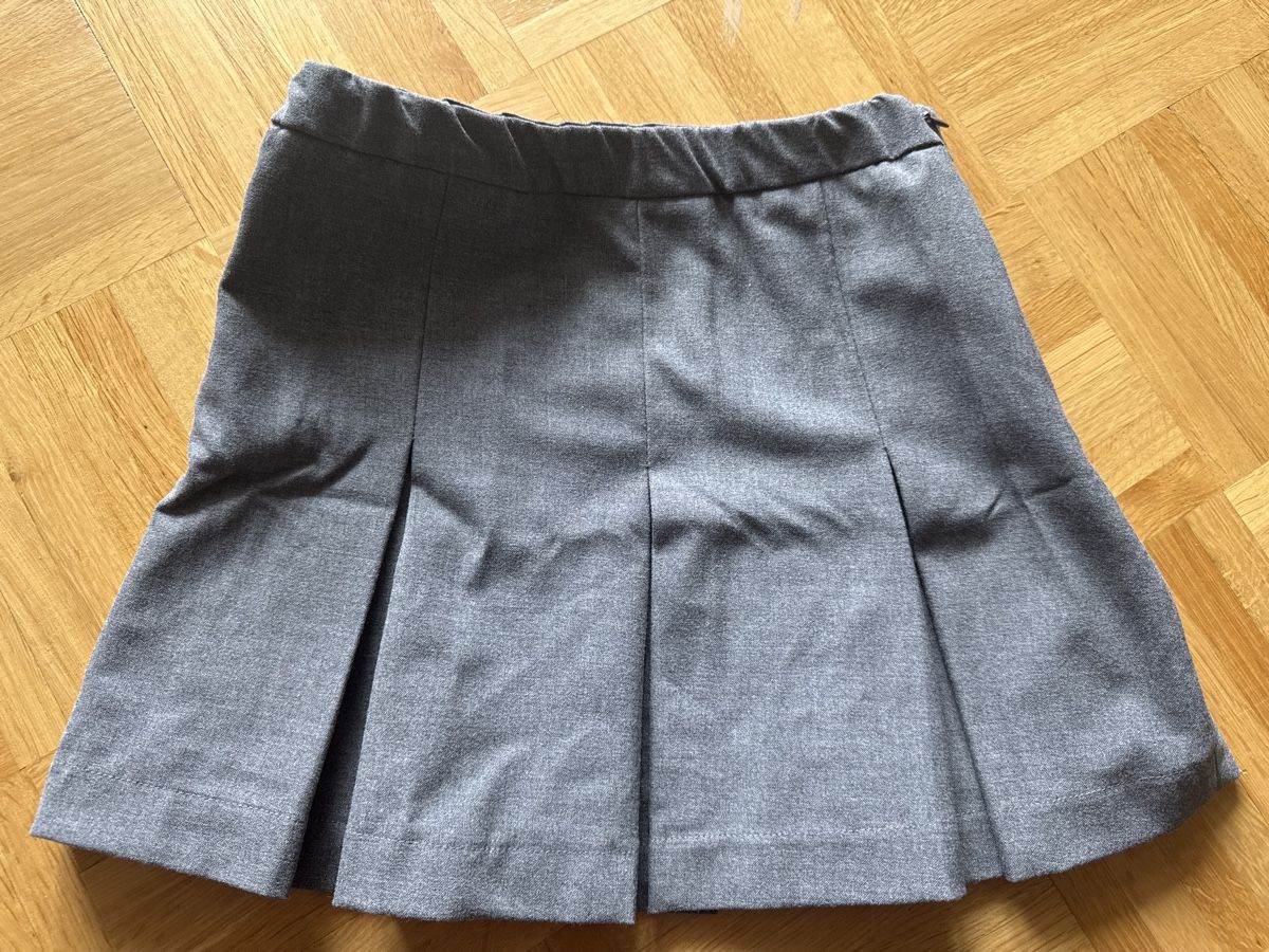 Zara Robes et jupes: Zara Rock, Gr. 140, Top Zustand, Grau – D'occasion à Kilchberg ZH par Von_dutch 2