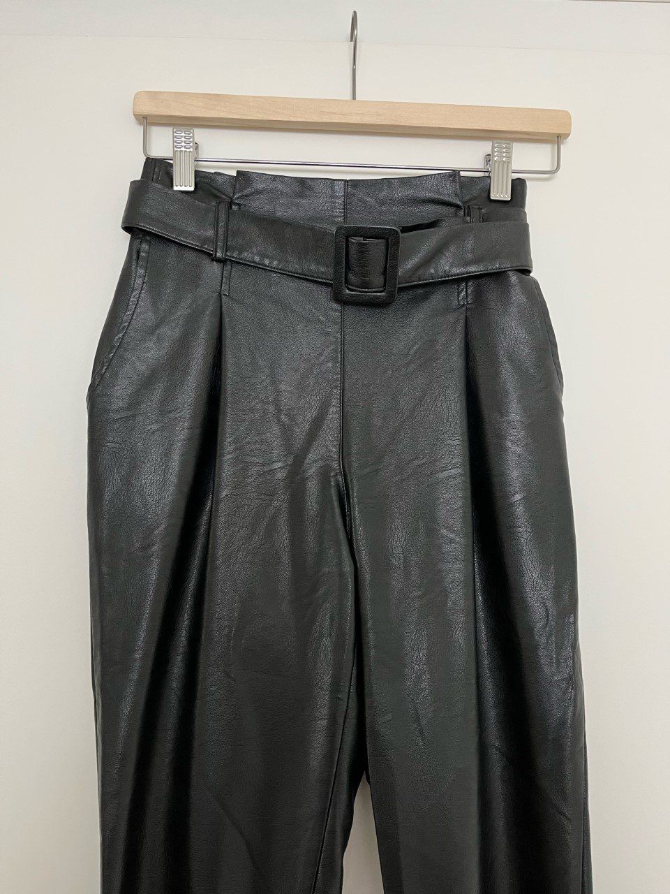 Pantaloni: Hose in Lederoptik mit Gürtel Gr. S, Farbe schwarz – Nuovo (secondo la descrizione) da Triesen venduto da dardaleni 1