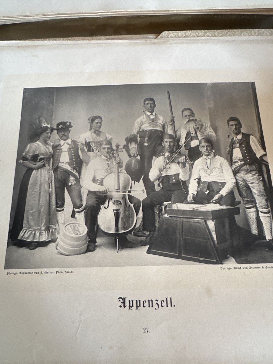 Alben: Antikes Schweizer Trachten-Album, 1896 – Gebraucht aus Frümsen von Katzen0 5